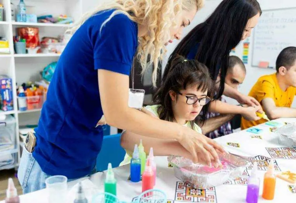 COPIII ȘI TINERII CU AUTISM DIN ARGEȘ AU PARTICIPAT LA PROIECTUL „EMOȚIE ȘI CULOARE PRIN ARTĂ”