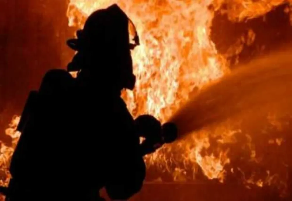 INCENDIU LA CULMEA: POMPIER RĂNIT DUPĂ CE AUTOSPECIALA A FOST MISTUITĂ DE FLĂCĂRI