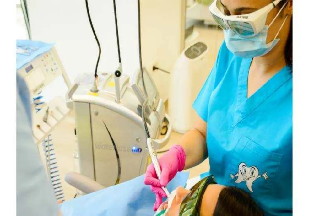 DE CE SÂNGEREAZĂ GINGIILE ÎN TIMPUL PERIAJULUI DENTAR?