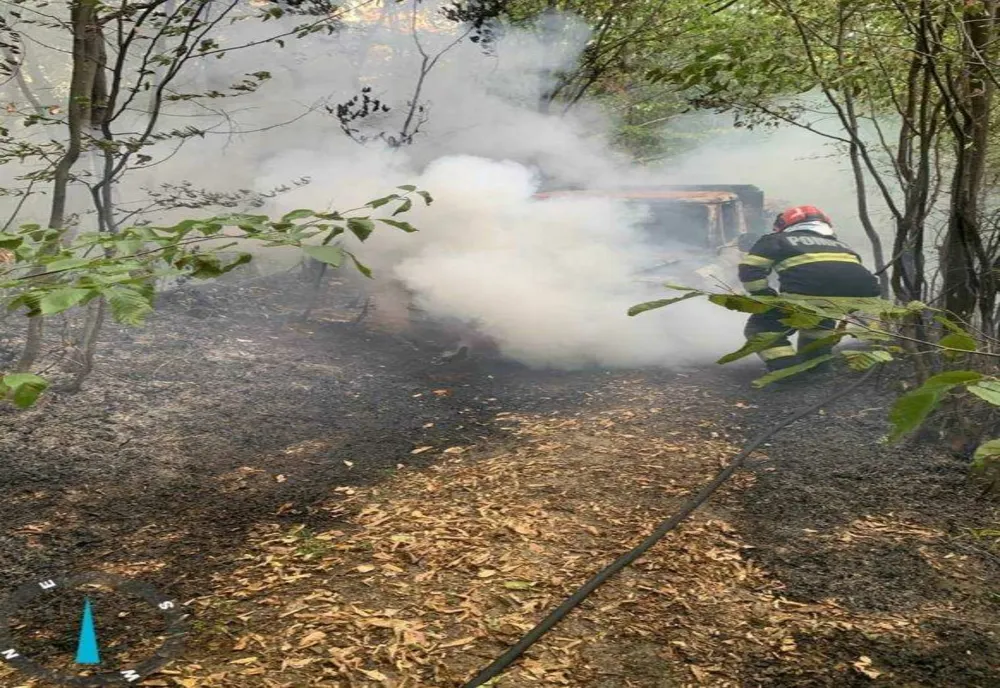 INCENDIU LA AUTOTURISM ÎN COMUNA HÂRTIEȘTI