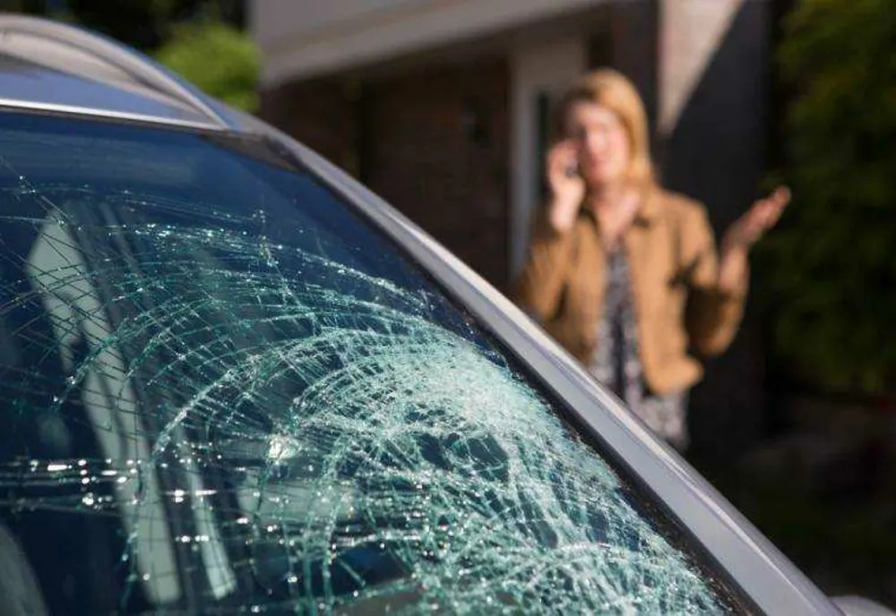 INCIDENT ÎNTRADEVAR ÎNGRIJORĂTOR ÎN PITEȘTI: GEAMUL AUTOTURISMULUI SPART DE UN ALT ȘOFER