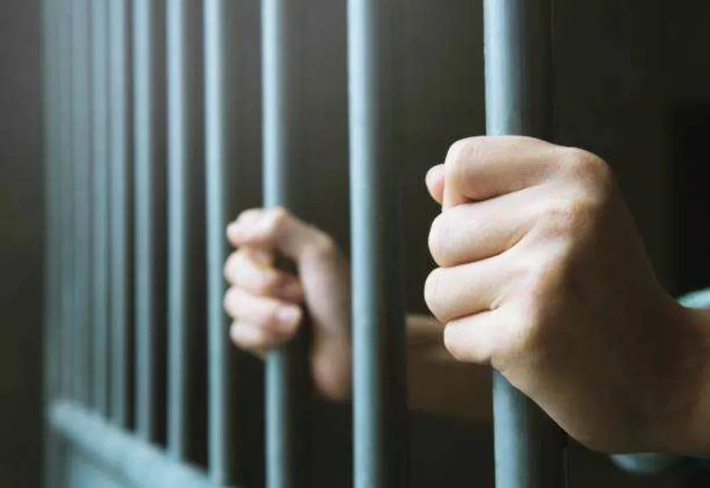 REȚINUT PENTRU VIOLENȚĂ ÎN FAMILIE: TÂNĂRUL DIN PITEȘTI ACUZAT DE AGRESIUNE ASUPRA PĂRINȚILOR
