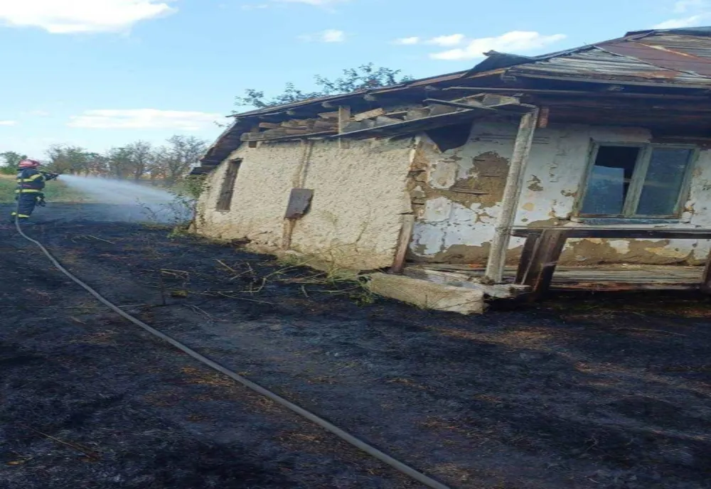 INCENDII LA GOSPODĂRII DIN ARGEȘ: INTERVENȚIA POLIȚIȘTILOR ȘI POMPIERILOR