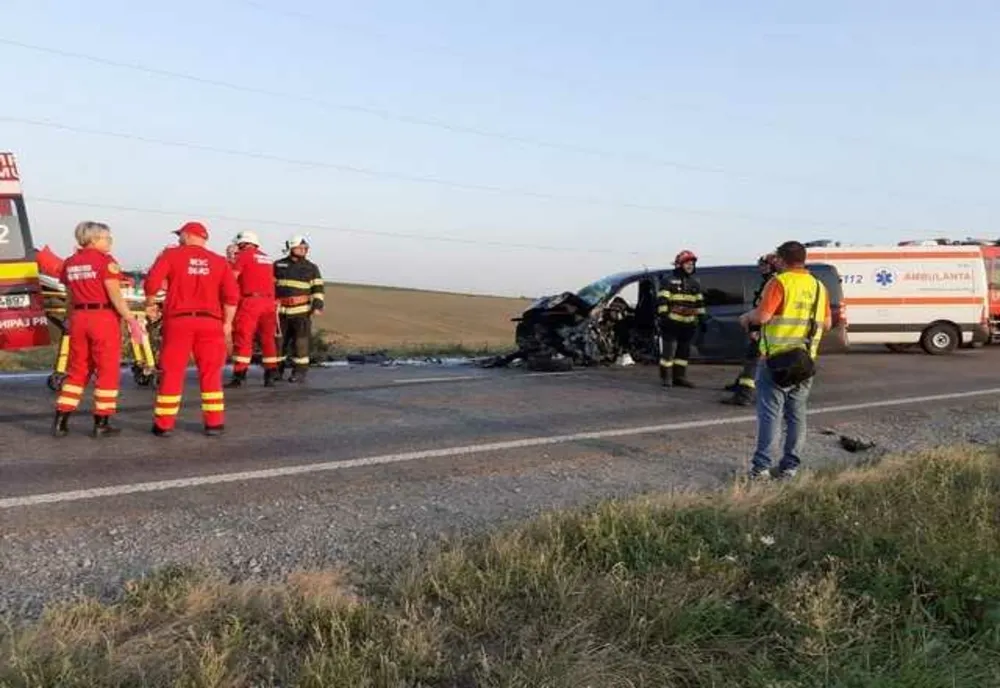 ACCIDENT GRAV PE DN 2: DOUĂ VICTIME DECEDATE ȘI ZECE RĂNIȚI ÎNTR-UN ACCIDENT CU DOUĂ AUTOTURISME ȘI UN MICROBUZ LA BĂLCĂUȚI