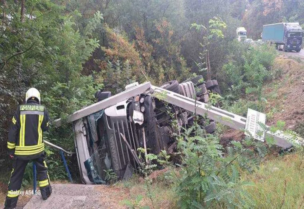 ACCIDENT RUTIER ÎN ARGEȘ: AUTOTREN RĂSTURNAT ȘI STÂLP DE ELECTRICITATE AVARIAT