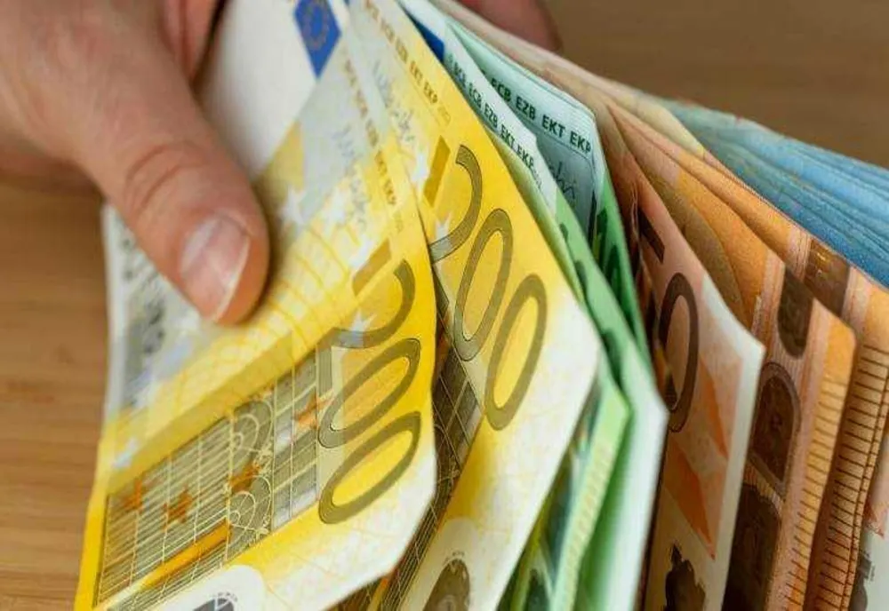 O FEMEIE ACUZATĂ DE VRĂJITORIE RETINUTĂ PENTRU ÎNŞELĂCIUNE