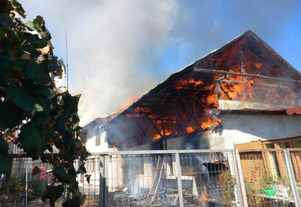 INCENDIU ÎN COMUNA DÂRMĂNEȘTI, ARGEȘ: DETALII FURNIZATE DE ISU ARGEȘ