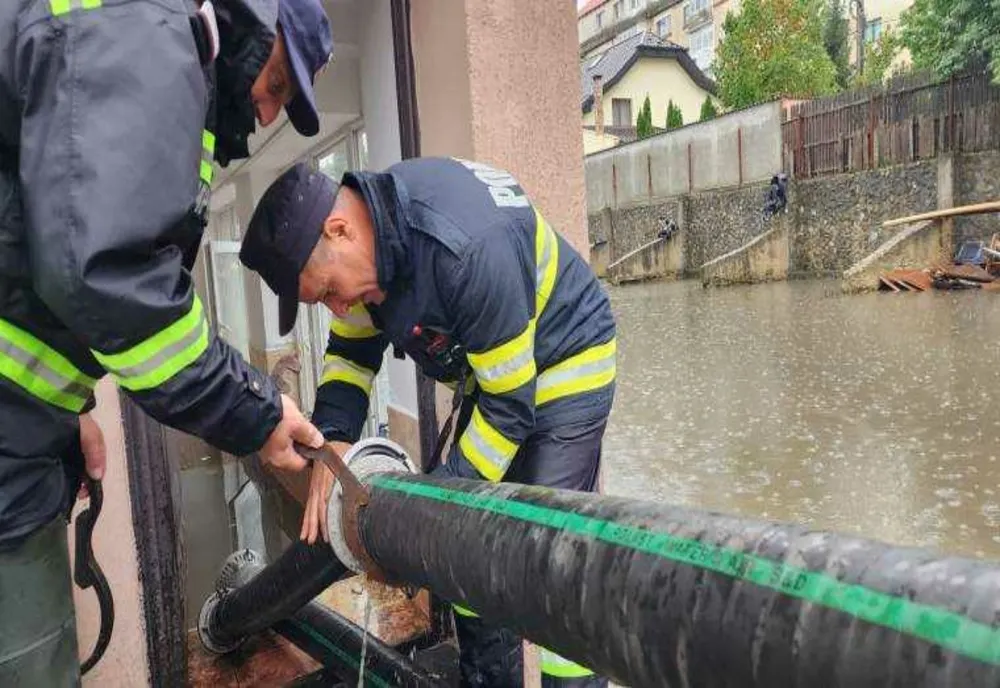 EVACUAREA APEI DIN SUBSOLUL UNEI CLĂDIRI DIN PITEȘTI