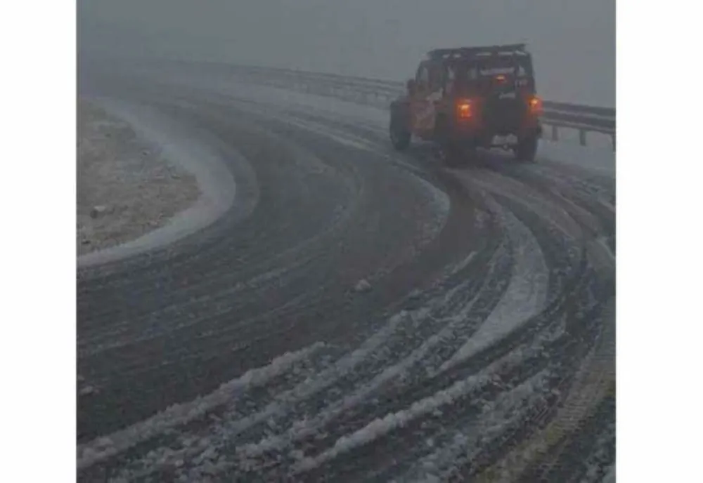 AVERTIZARE DE LA SALVAMONT GORJ: RISCURI PE TRANSALPINA DIN CAUZA ZĂPEZII ȘI POLEIULUI