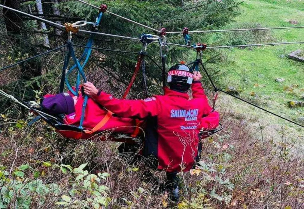 BĂRBAT RECUPERAT DE SALVAMONTIȘTI DUPĂ CE A CĂZUT CU PARAPANTA ÎNTR-UN ARBORE DIN HUNEDOARA