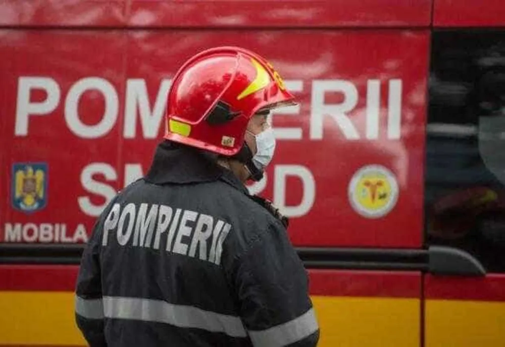 Opt persoane au fost evacuate după ce un autoturism a avariat o țeavă de gaze în Argeș
