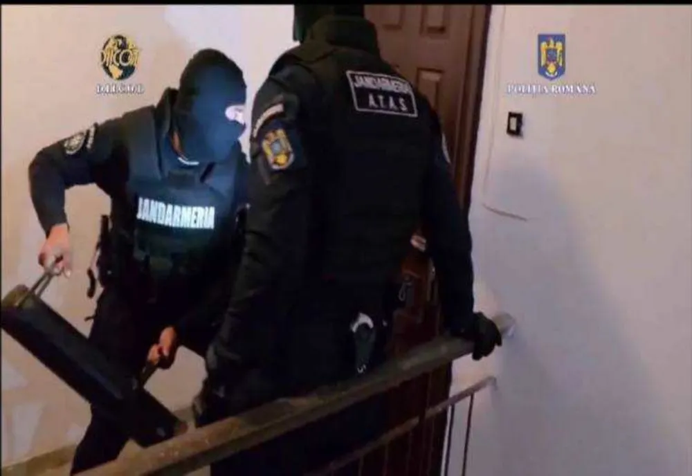 POLIȚIA A PRINS O FAMILIE IMPLICATĂ ÎN TRAFIC DE DROGURI ÎN PITEȘTI