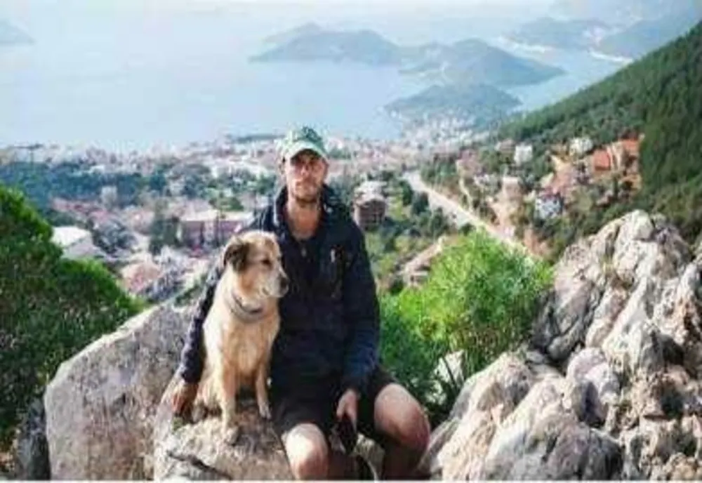 O AVENTURĂ DE 7 ANI: UN AMERICAN ȘI CÂINELE SĂU AU STRĂBĂTUT LUMEA PE JOS ÎN 7 ANI 