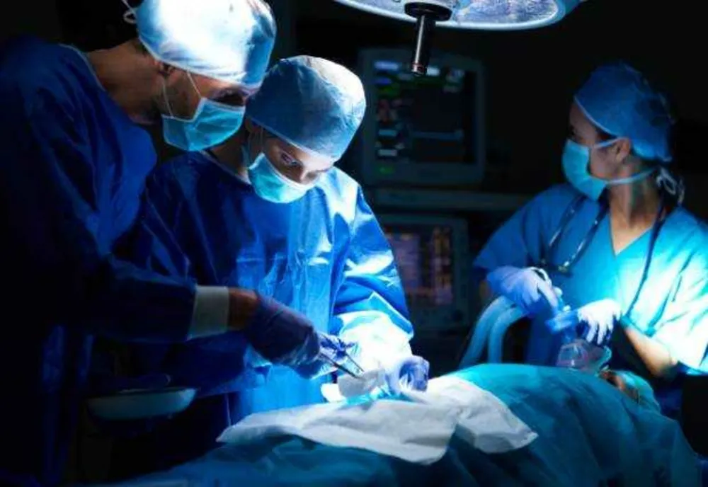 OPERAȚIE DE URGENȚĂ: Medicii au extirpat o tumoare de 30 de kilograme de la o pacientă în Italia