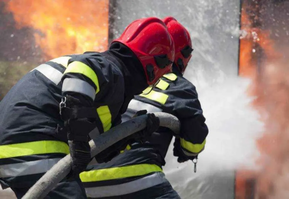 Incendiu violent în Argeș: hală mistuită de flăcări, pompierii intervin în forță