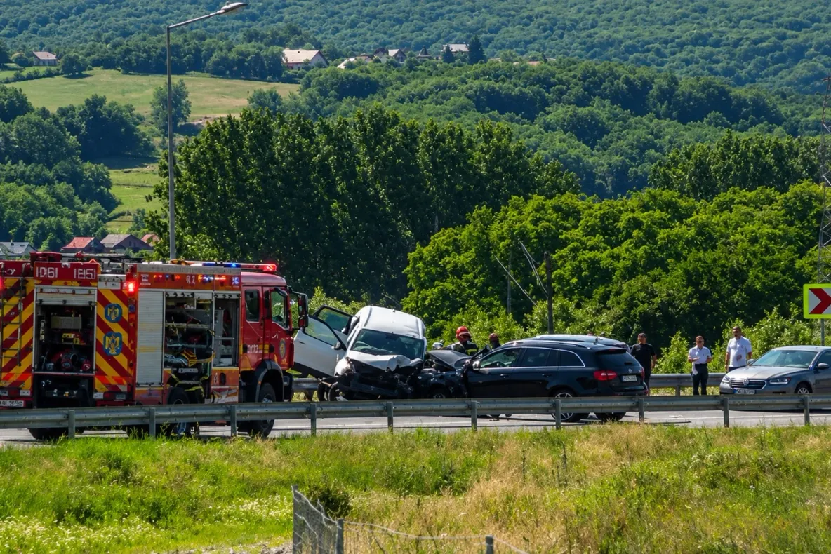 Pompierii intervin cu descarcerarea pe A1, după un accident între două mașini pe sensul Pitești - Curtea de Argeș