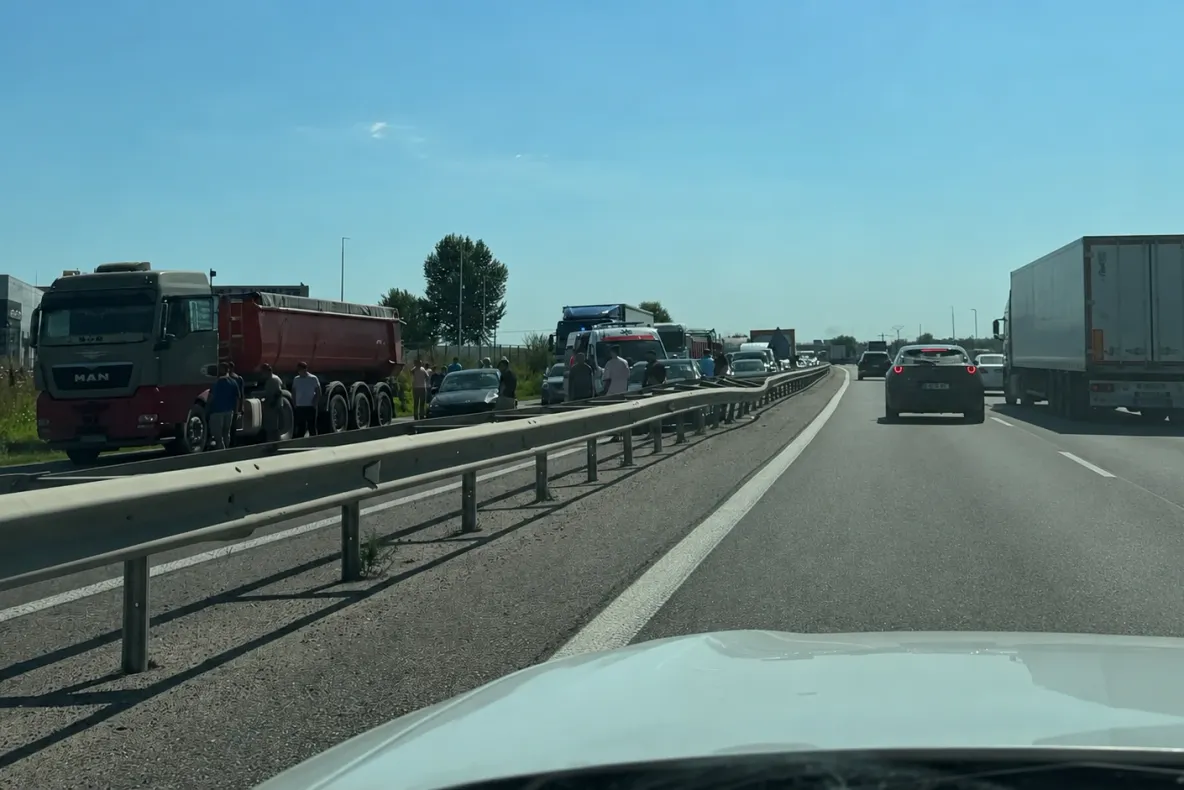 Trafic oprit pe Autostrada A1, spre Pitești, după un accident între două mașini și un camion: sunt doi răniți 