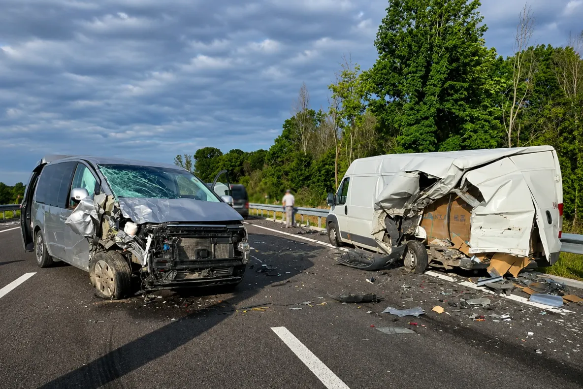 Accident pe DEX 12 Pitești-Craiova. Două persoane au ajuns la spital după un impact violent între două mașini