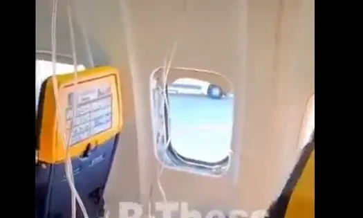 Clipe de groază în avion după ce un geam s-a spart în timpul zborului. ”Jumătate din om era afară pe fereastră”