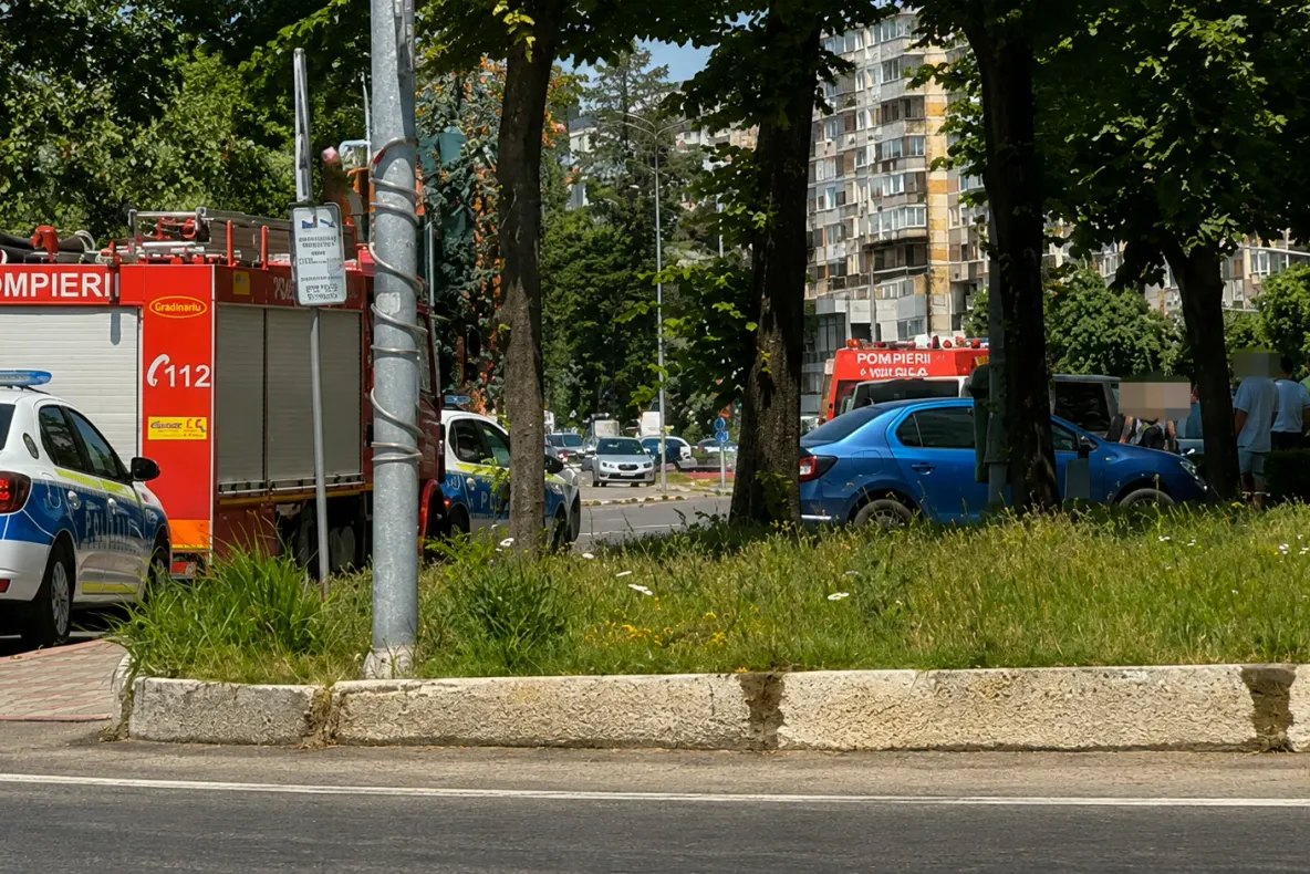 Impact violent în Pitești: două persoane au fost rănite după ciocnirea a două mașini
