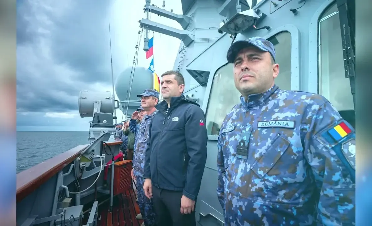 De la tricou și blugi, Radu Miruță a trecut la costum de marinar