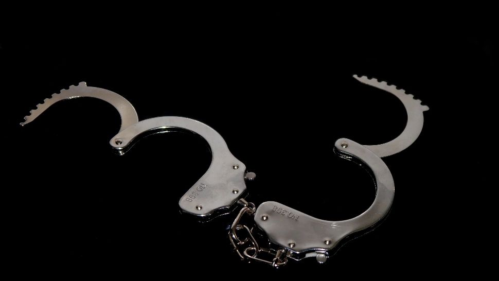 Agent de poliție din Câmpulung, arestat preventiv după ce a cerut 12.000 de euro pentru a facilita transferul unui coleg