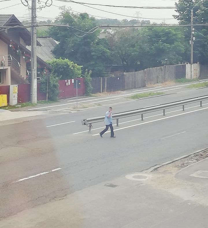 Lovit de multe ori de mașini, continuă să-și riște viața! Costică, vedetă pe Facebook