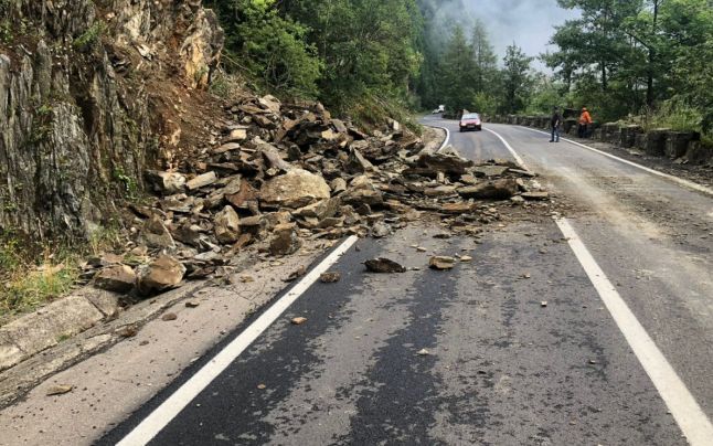 Trafic îngreunat pe Transfăgărășan, din cauza căderilor de pietre