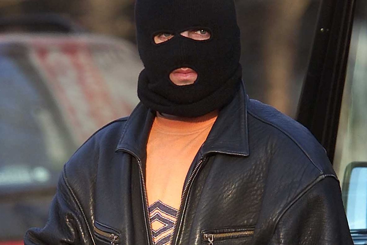 VIDEO-Hoțul cu cagulă filmat când fura! Patronul cere ajutor pentru identificare