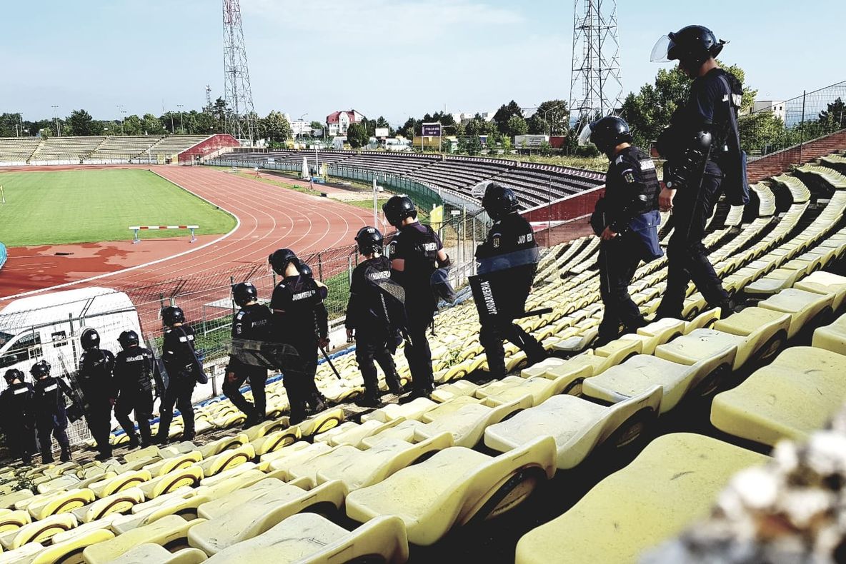 Jandarmii au acţionat în forţă, la stadionul Nicolae Dobrin!