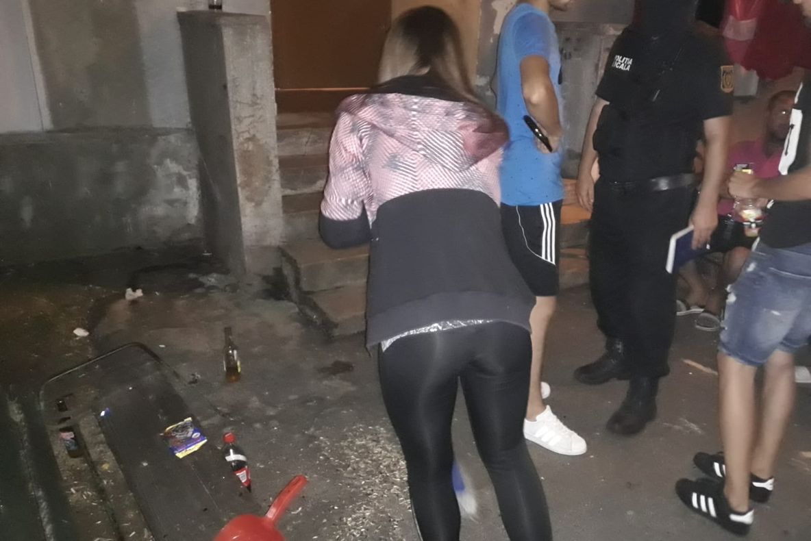 Devoratorii de seminţe puşi la mătură! Localii i-au pus să îşi cureţe cojile aruncate pe jos