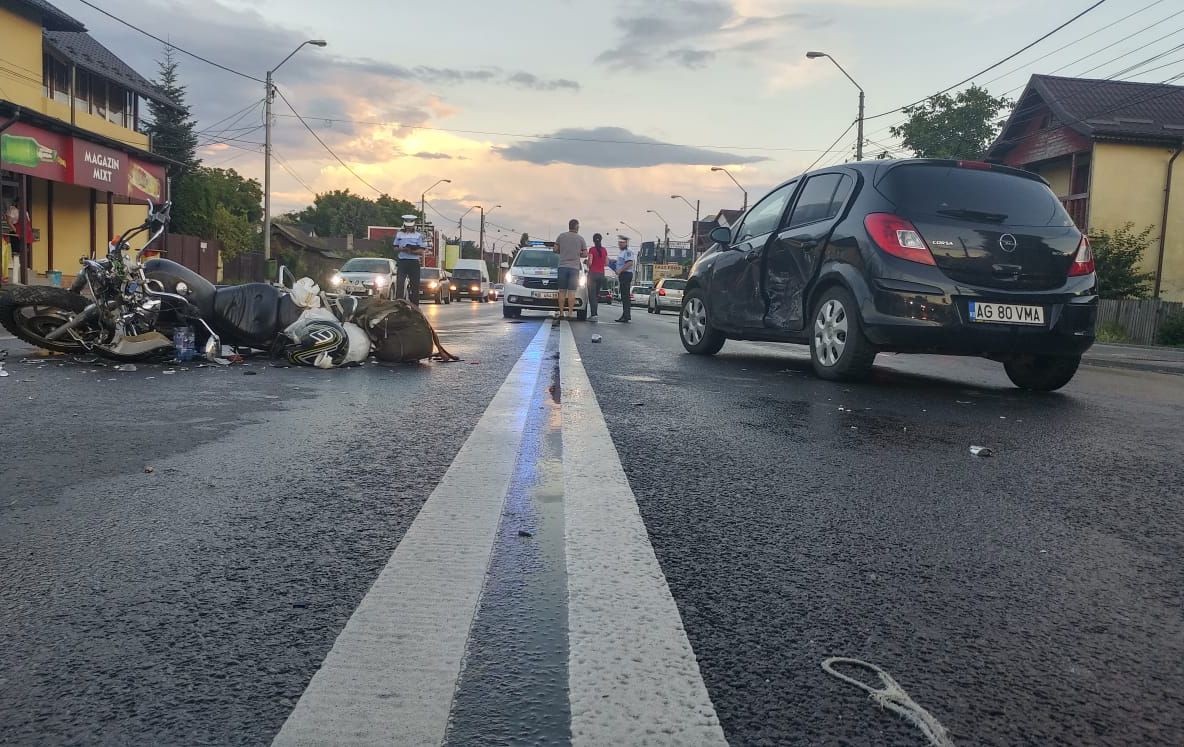 Motociclist rănit de o șoferiță neatentă! I-a tăiat calea cu mașina