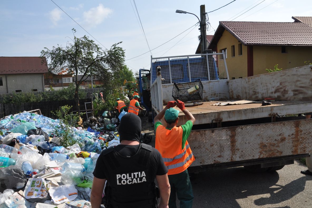 Munţi de gunoaie ridicaţi de pe domeniul public, la Piteşti! O familie a strâns deşeurile şi le-a lăsat pe stradă