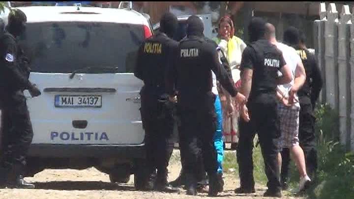 Scandal în comunitatea de rromi de la Stoeneşti! Poliţiştii şi jandarmii au intervenit