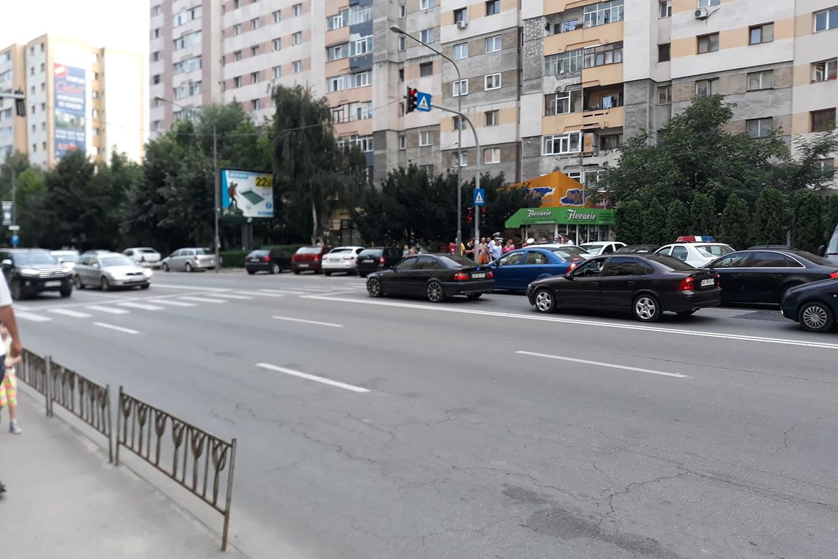 Șoferul a lovit o fetiță și a fugit. Copila era pe trecerea de pietoni