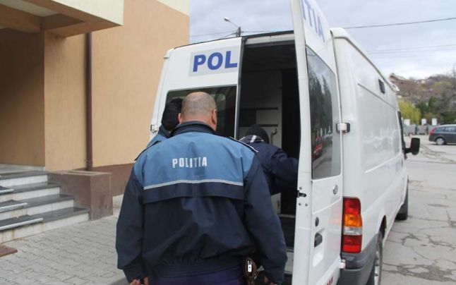 Şoferul, recalcitrant, reţinut! Bărbatul nu avea permis şi era băut!