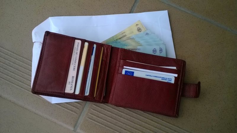 Şi-a uitat banii de operaţie în baia unui restaurant. Suma i-a fost restituită