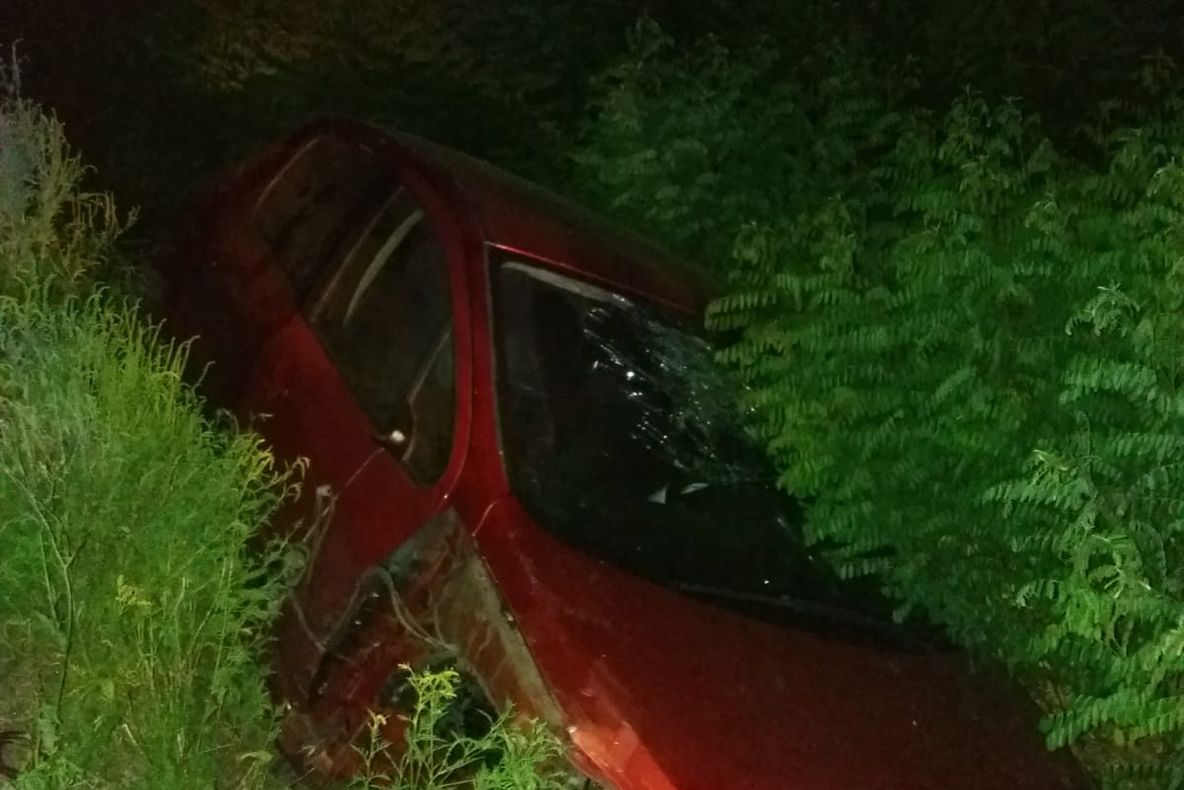 Accident pe A1! Mașina, cu doi copii în ea, a plonjat în șanț, de pe șosea