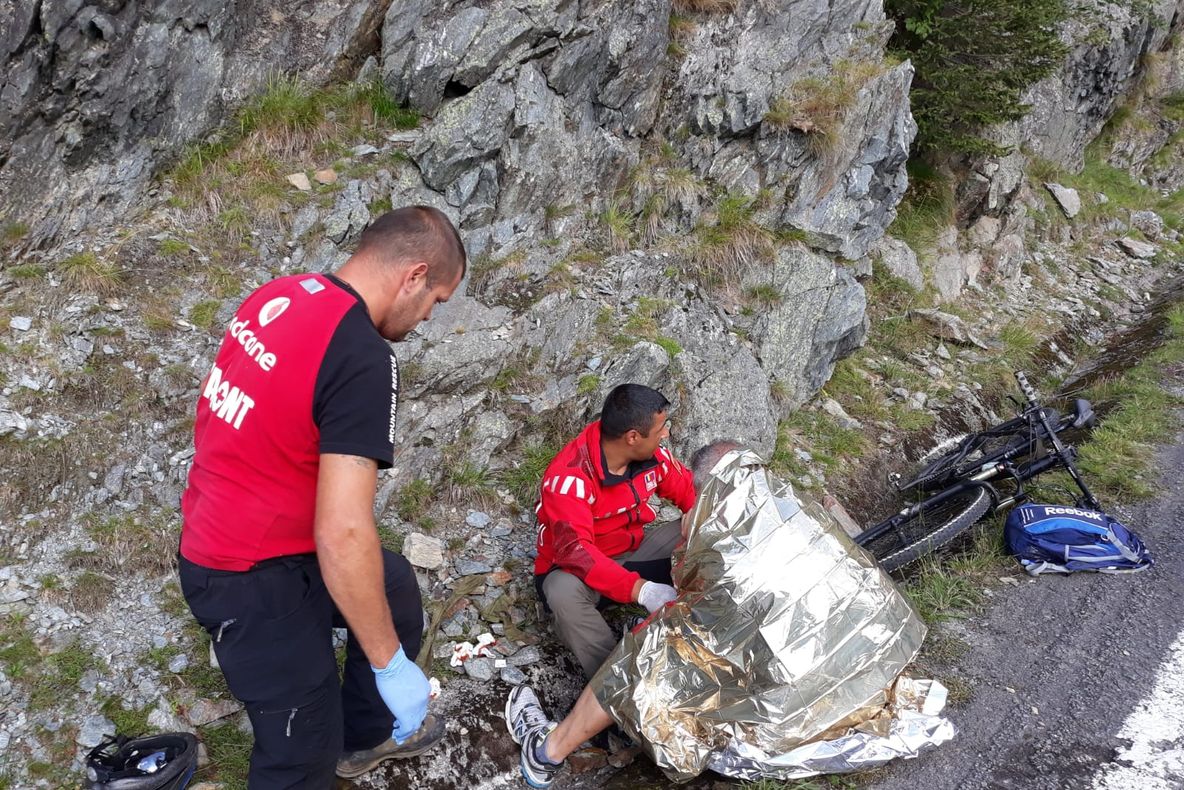 VIDEO-Biciclist accidentat la Bâlea Cascadă! Mașina l-a lovit, şoferul a fugit