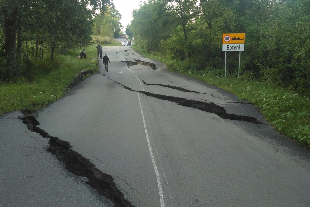 Cratere pe DN 73 D! Șoseaua a luat-o la vale! Gropile mai mari de un metru