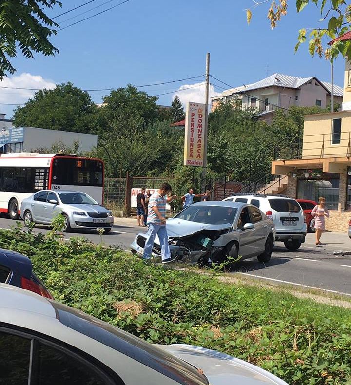 Tânără rănită de un şofer grăbit! Accident pe strada Basarabiei, în Piteşti