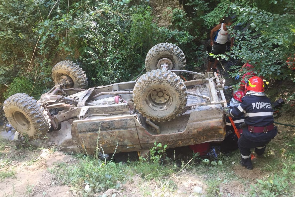 VIDEO-Copil captiv în mașina răsturnată. Un fier i-a străpuns mâna