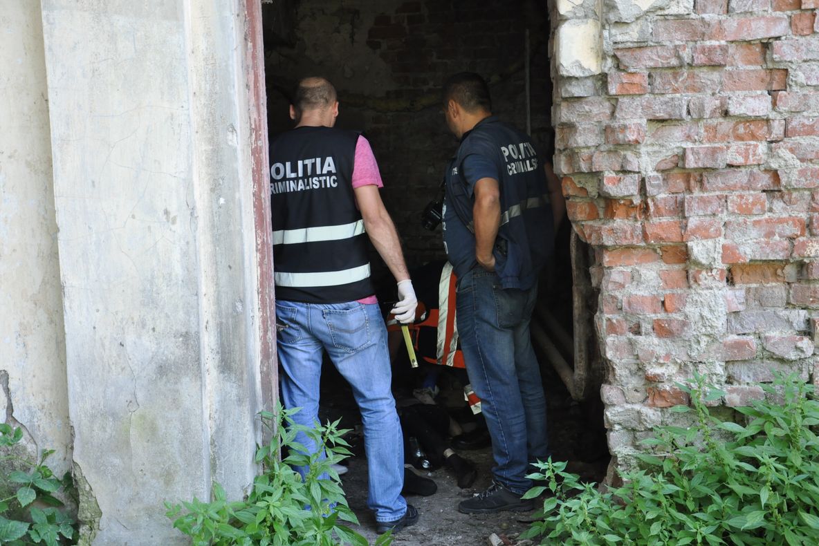 Femeie găsită moartă în beci! Victima dispăruse de acasă de joi
