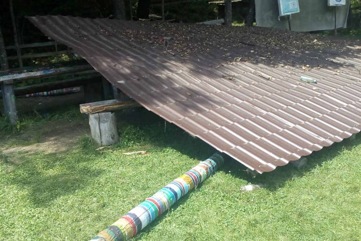 Foişor prăbuşit pe un copil în tabără la Bughea! Băiatul a fost dus la spital