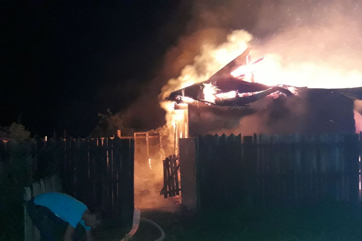 Piromanul a distrus o gospodărie la Uda. În incendiu au murit multe animale