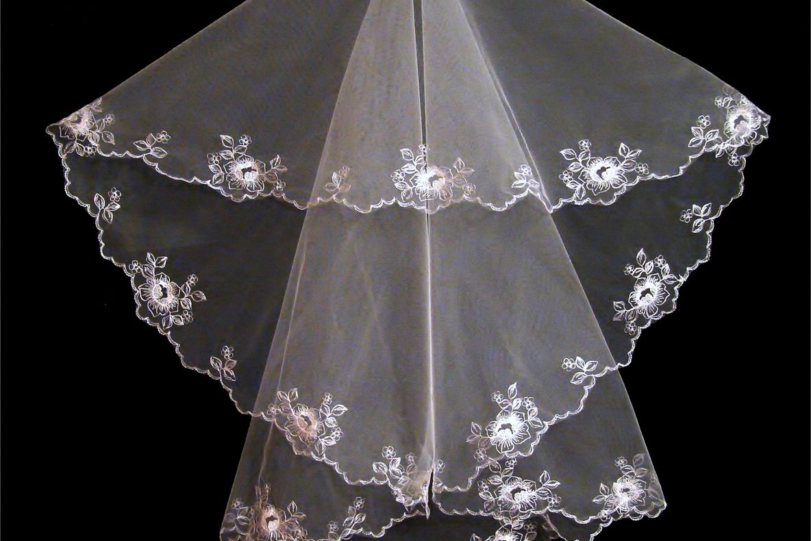 A furat voalul miresei! Naşa l-a recuperat chiar în ziua nunţii