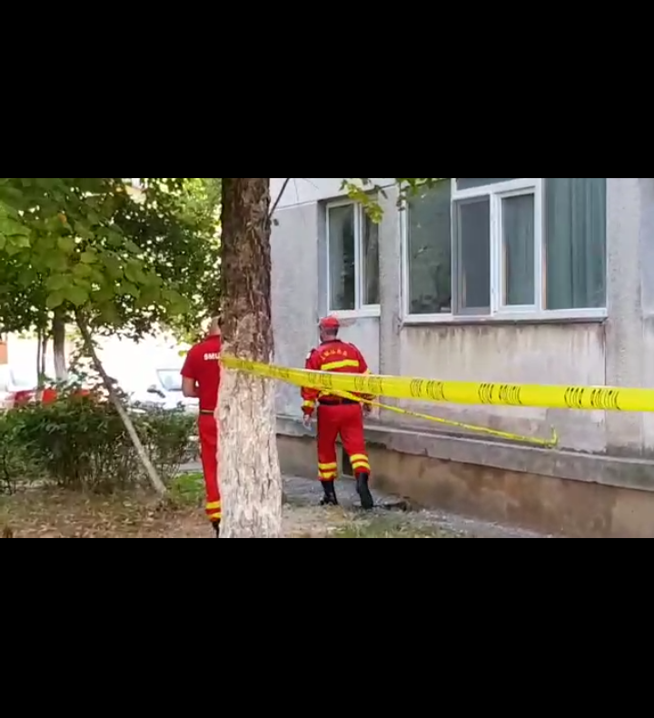 A sărit de la etajul V! Femeia de 42 de ani a murit pe loc