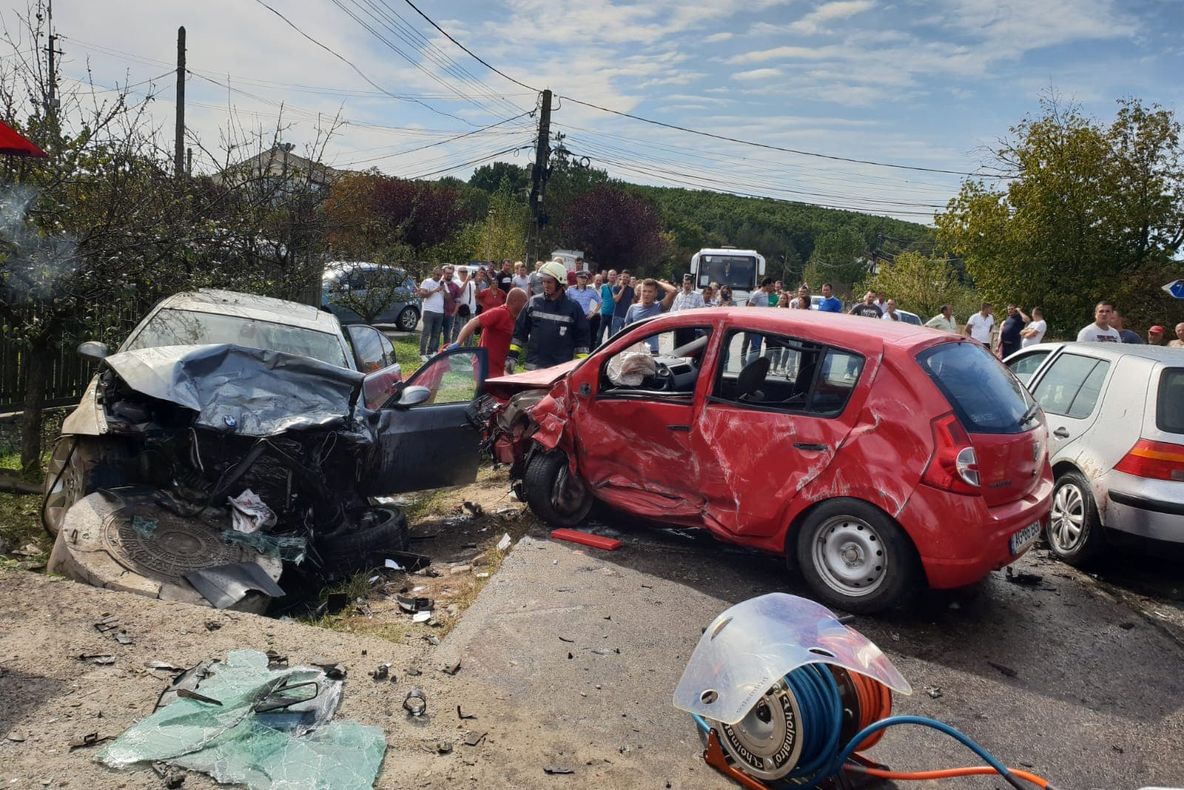 Update-Accident cu descarcerare la Moşoaia! Două persoane au fost rănite
