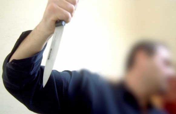 Bărbat reținut după ce și-a rănit prietenul cu un cuțit