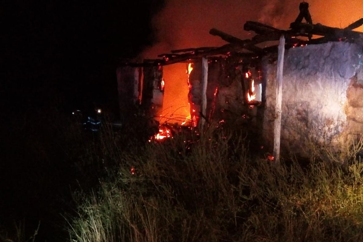 Video-Casă mistuită de foc, la Merișani! Incendiul a fost provocat cu intenție